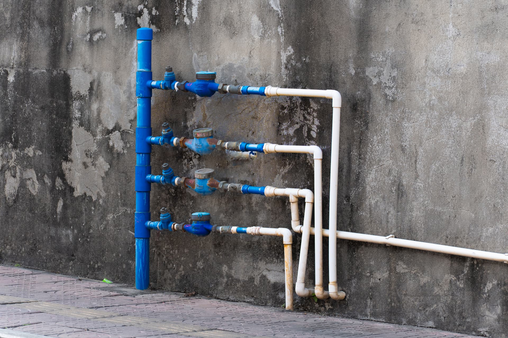 7 Obvious Signs of a Pipe Burst and Leak in the Basement